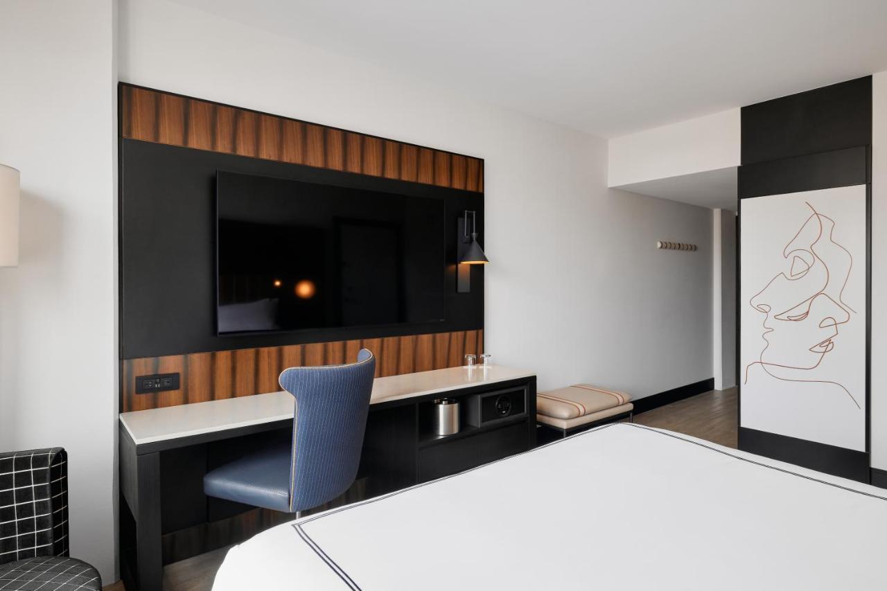 The Godfrey Detroit, Curio Collection By Hilton Detroit